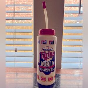 1987 World Champions, Minnesota Twins plastic water bottle with straw & cover